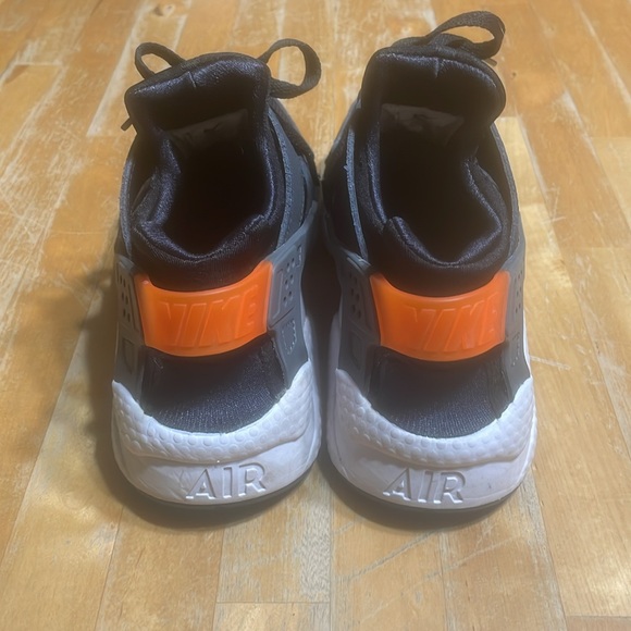 Men’s Nike Air Huarache black and orange sneakers - Picture 3 of 6